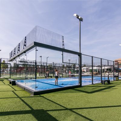 پانورامیک پدل کورت شیشه ای استادیوم پدل 10*20 متری سفید سیاه Customized With LED Flood Light / Steel Post / Steel Mesh