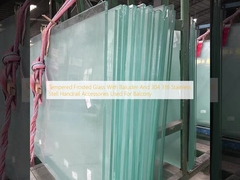 شیشه مات سکوریت با نرده و لوازم جانبی نرده استیل 304 316 برای بالکن استفاده می شود.